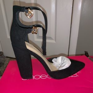 Shoedazzle black pumps